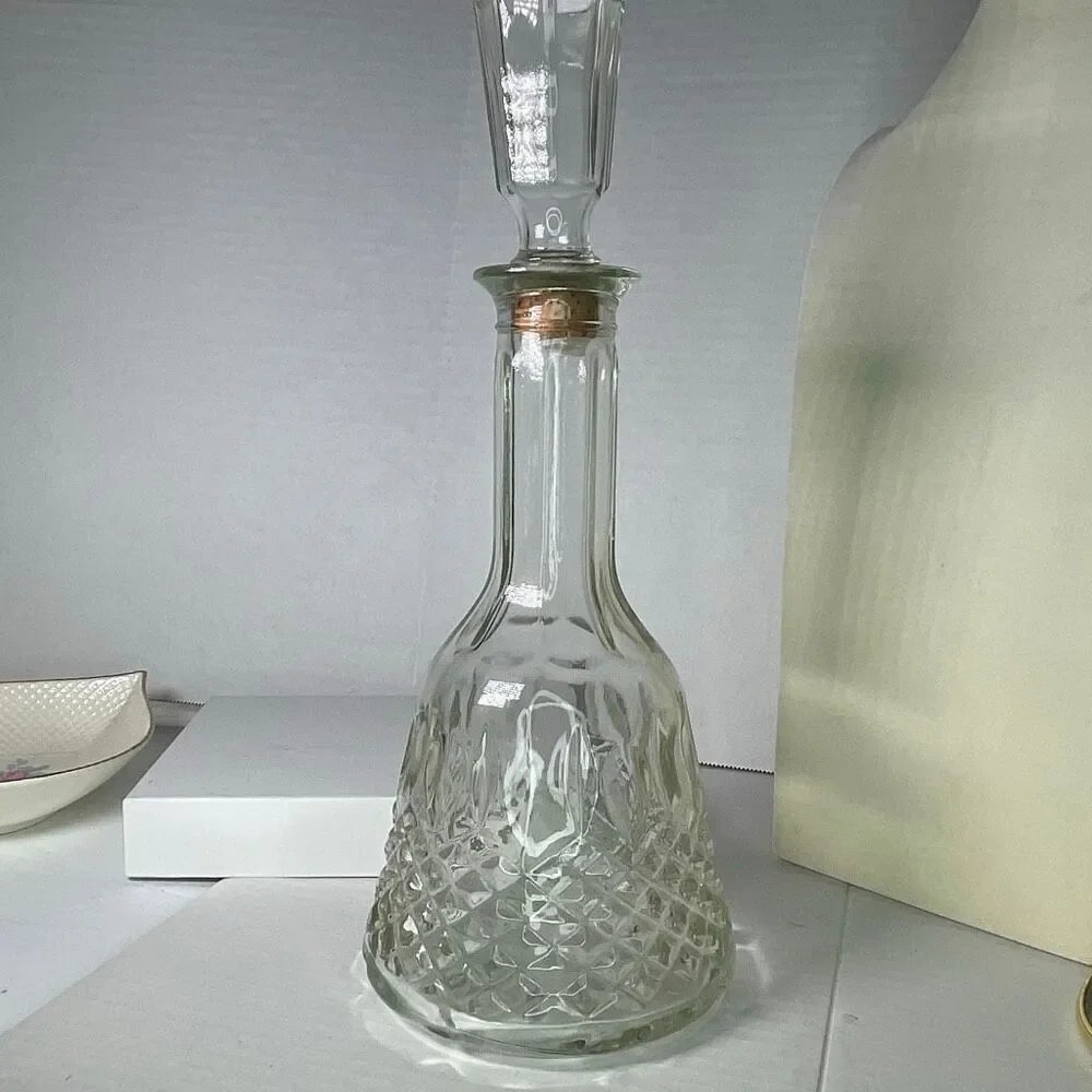 Vintage 1981 Mogen David decanter corked 12:75” bottle